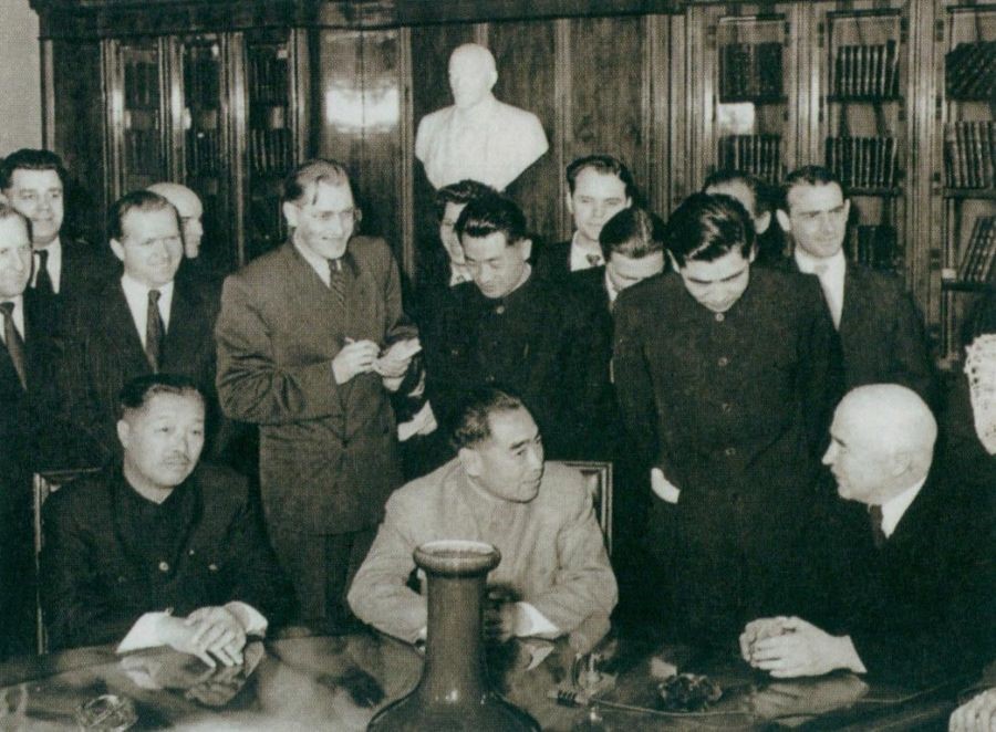 周恩來于1957年1月7日至11日和1月17日至19日訪問蘇聯。