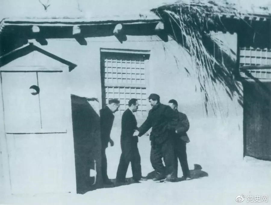 1949年1月31日，蘇共中央政治局委員米高揚(yáng)秘密訪問(wèn)西柏坡，圖為毛澤東迎接客人到來(lái)。
