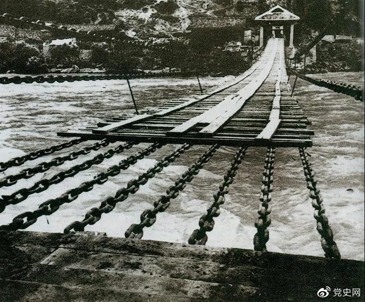 　　1935年5月29日，中央紅軍左縱隊先頭部隊在瀘定橋西頭發起奪橋戰斗，勝利搶占大橋。圖為瀘定橋。