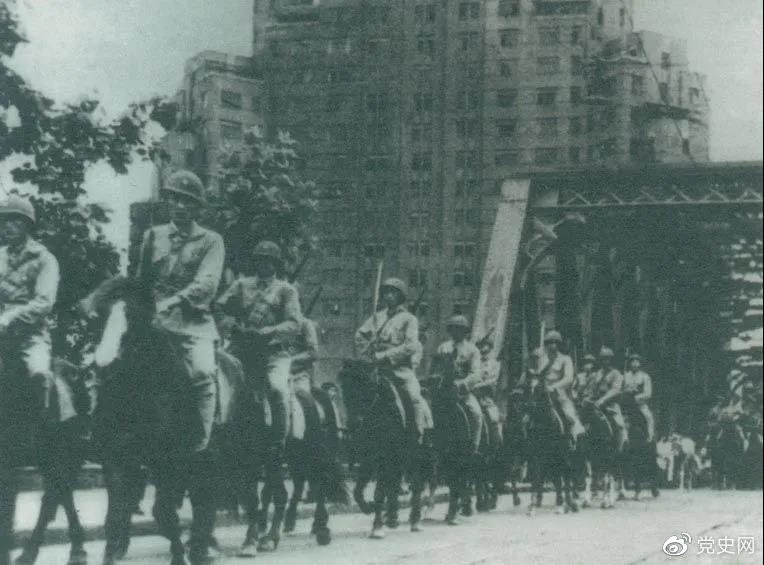 　　1949年5月，人民解放軍殲滅退守上海的敵軍15萬人，解放了這個(gè)中國最大的城市。圖為解放軍進(jìn)駐上海。