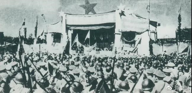 1950年5月19日，人民解放軍解放舟山群島。圖為舟山軍民舉行慶祝解放大會(huì)。