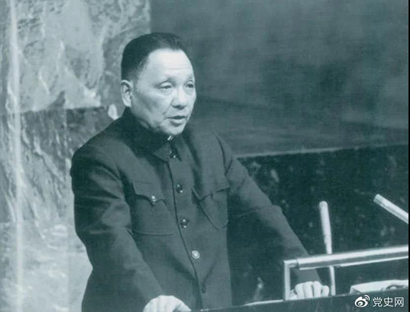 1974年4月10日，鄧小平在聯(lián)合國(guó)大會(huì)第六屆特別會(huì)議上發(fā)言。