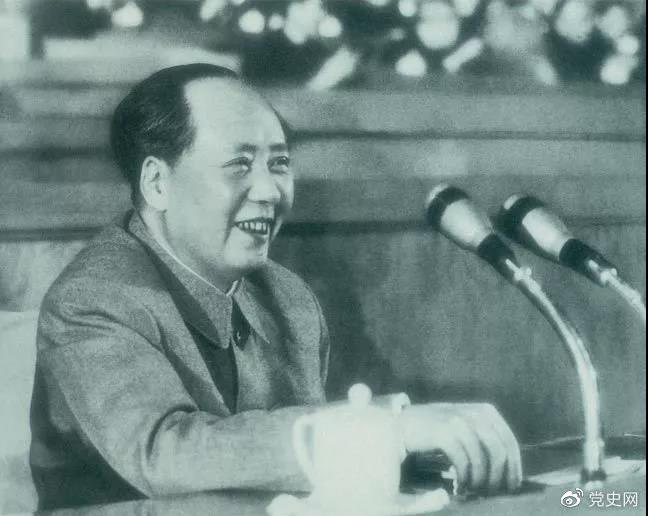 1962年1月30日，毛澤東在擴(kuò)大的中央工作會(huì)議上講話。
