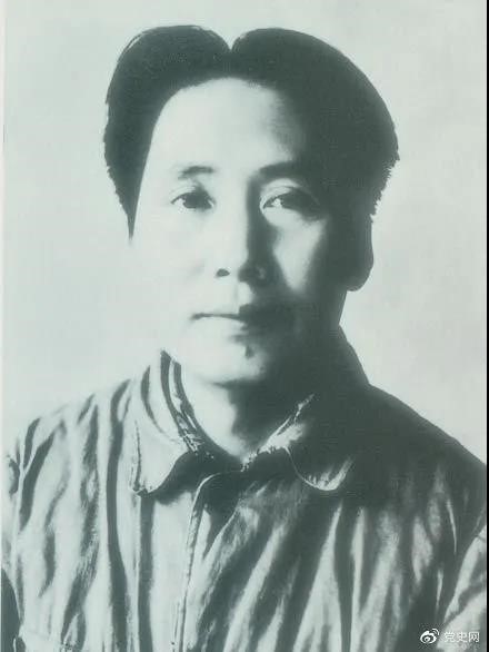 1940年3月11日  毛澤東在黨的高級(jí)干部會(huì)議上作題為《目前抗日統(tǒng)一戰(zhàn)線中的策略問(wèn)題》的報(bào)告。