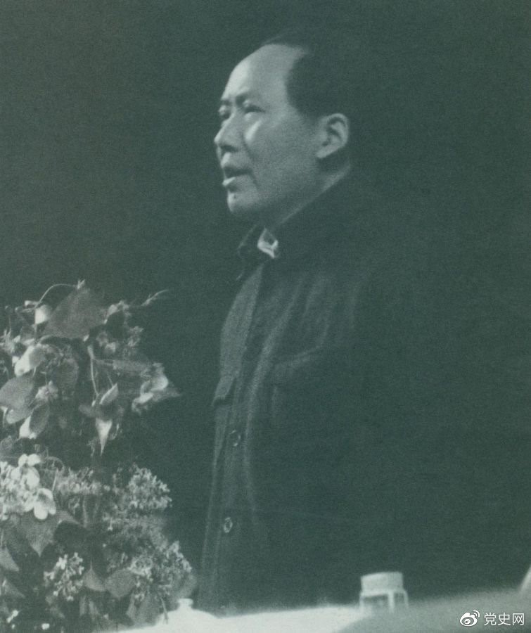 1945年6月11日，毛澤東在中國共產(chǎn)黨第七次全國代表大會上致閉幕詞。