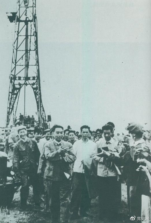 1962年6月，周恩來到大慶視察，這是在1202鉆井隊現場參觀。 