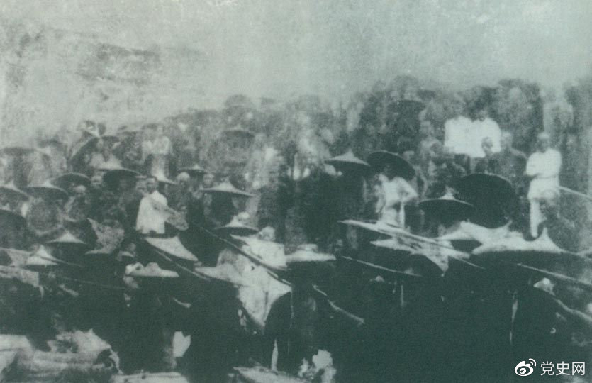 　　1926年7月9日，國民革命軍開始北伐。兩天后，北伐軍的先頭部隊葉挺獨(dú)立團(tuán)攻占了長沙。然后向武漢進(jìn)攻。一路上，迅猛發(fā)展的農(nóng)民運(yùn)動有力地配合了北伐戰(zhàn)爭。在湖南、江西、湖北，農(nóng)民運(yùn)動越來越引人注目。這是支援北伐戰(zhàn)爭的農(nóng)民自衛(wèi)軍。