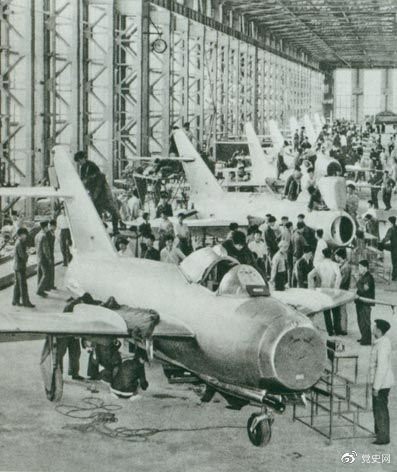 　　1956年7月19日，國產第一架噴氣式戰斗機在沈陽首次試飛成功，標志著中國具備了獨立研制空軍武器裝備的能力。圖為國產第一批噴氣式飛機即將出廠。