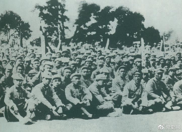 　　盧溝橋事變后的第11天，1937年7月18日，延安召開群眾大會(huì)，毛澤東發(fā)表演說。據(jù)當(dāng)時(shí)報(bào)載：“演詞激昂，聽眾均摩拳擦掌，熱血沸騰，愿赴抗日戰(zhàn)場，與日寇決一死戰(zhàn)。”