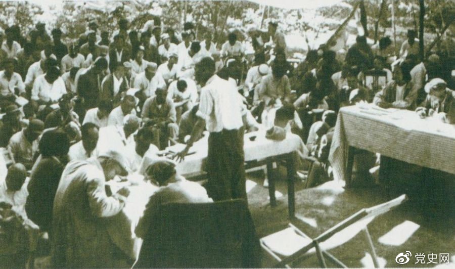 　　1947年7月17日至9月13日，全國土地會議在河北西柏坡召開。劉少奇主持會議并在會上作報告。