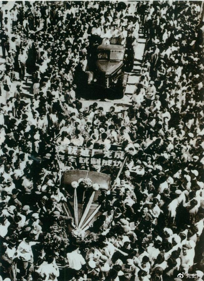 　　1956年7月13日，第一批國產“解放”牌汽車在長春第一汽車制造廠試制成功，結束了中國不能制造汽車的歷史。圖為7月14日，“解放”牌汽車開下生產線。
