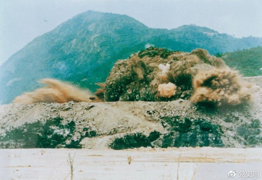 1979年7月20日，深圳蛇口工業區的建設者點燃開山炮時的場面。