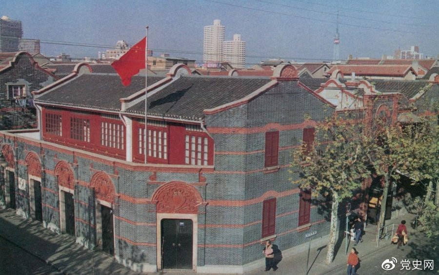 　　1921年7月23日 中國(guó)共產(chǎn)黨第一次全國(guó)代表大會(huì)在上海法租界望志路106號(hào)（今興業(yè)路76號(hào)）開幕。最后一天的會(huì)議轉(zhuǎn)移到浙江嘉興南湖的游船上舉行。 圖為中共一大會(huì)址。