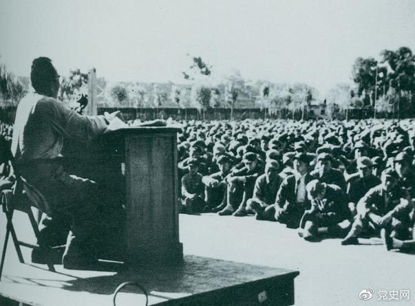 1949年7月，朱德在北平給第四野戰軍南下工作團講話。
