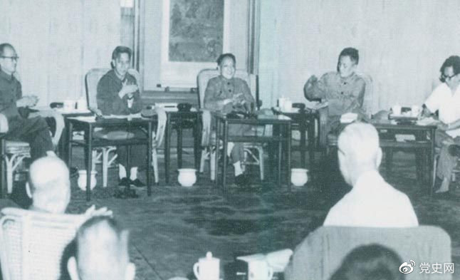 1977年8月4日—8日，鄧小平主持召開(kāi)科學(xué)和教育工作座談會(huì)。