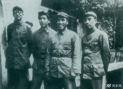 1937年8月22日至25日，中共中央在洛川馮家村舉行政治局擴大會議（即洛川會議）。圖為毛澤東和朱德、周恩來、林伯渠的合影。