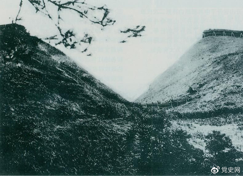 井岡山黃洋界哨口。1928年8月30日，紅軍以不足一個營的兵力，在這里擊退湘贛敵軍的進攻，取得黃洋界保衛戰的勝利。至11月，紅軍又打破了兩省敵軍對井岡山根據地的第二次“會剿”。