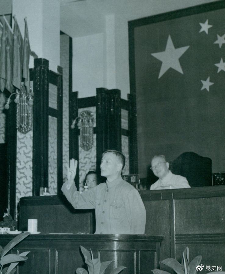 　　1951年9月3日，陳云在中央人民政府委員會(huì)第十二次會(huì)議上作關(guān)于財(cái)政、農(nóng)業(yè)生產(chǎn)和市場(chǎng)等問(wèn)題的報(bào)告。