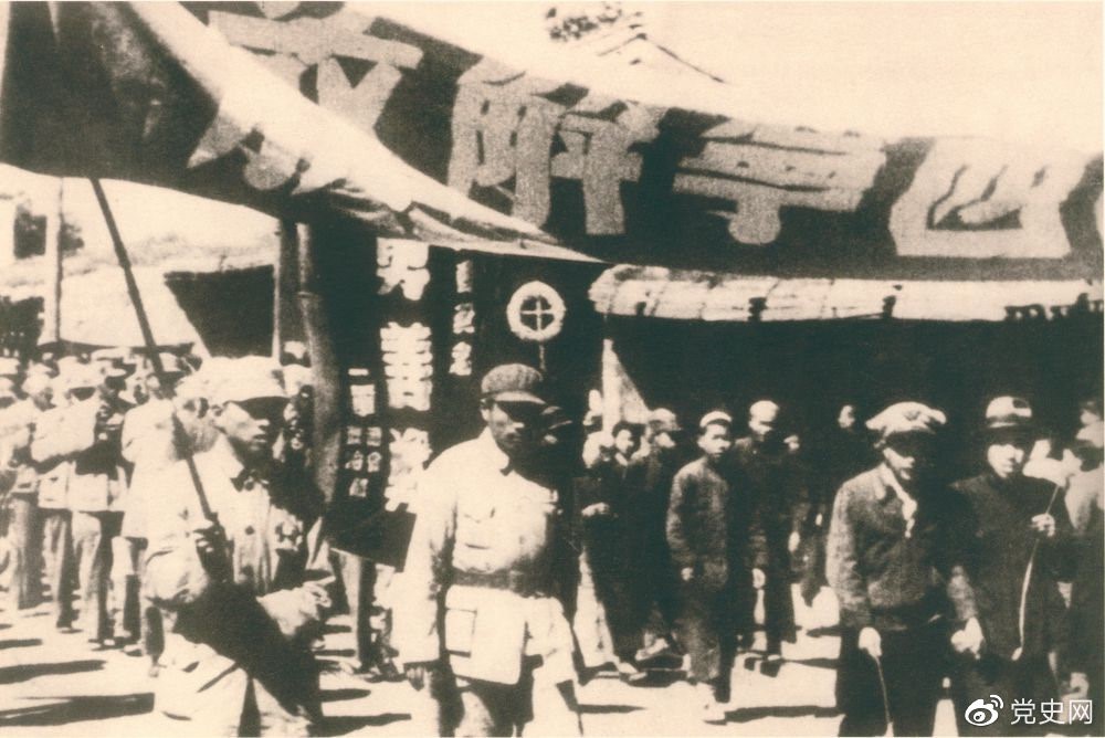 1949年9月，青海西寧解放。圖為人民解放軍列隊進入西寧城區。
