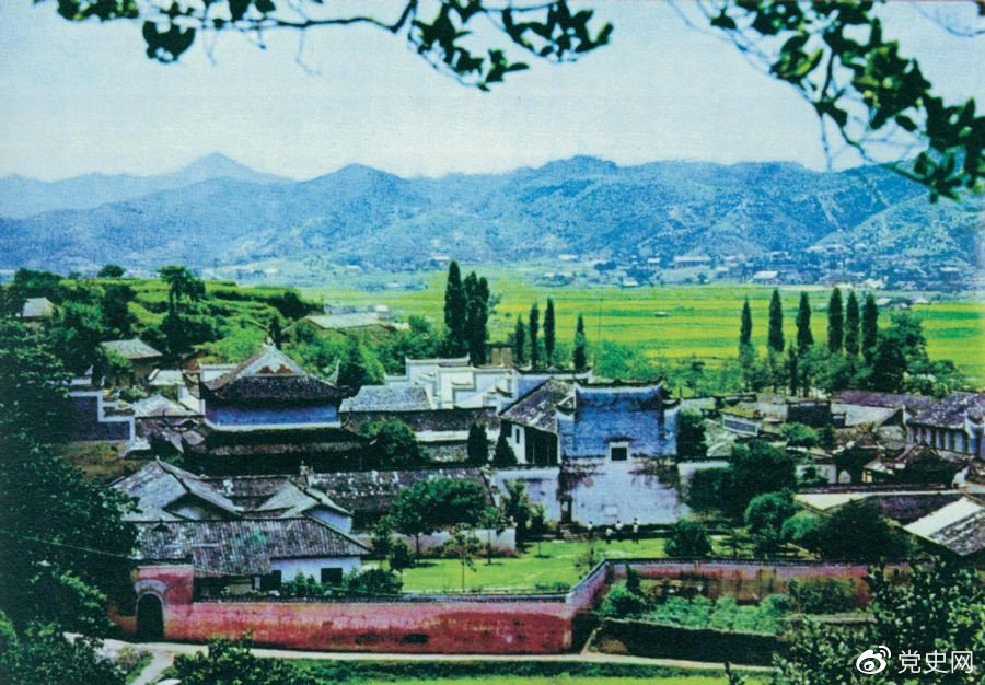 1927年9月19日，毛澤東在瀏陽文家市里仁學校召開前敵委員會會議，經過激烈爭論，決定放棄攻打長沙的計劃，改向敵人統治力量薄弱的湘贛邊界的山區進軍。圖為文家市里仁學校舊址。