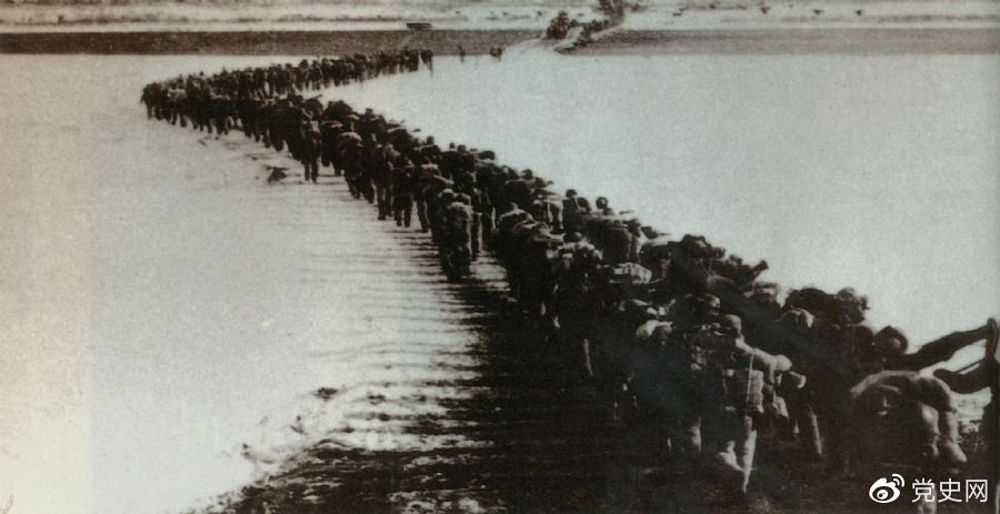 1950年10月19日，中國人民志愿軍首批部隊跨過鴨綠江，與朝鮮人民軍共同抗擊美國侵略者，開始了偉大的抗美援朝戰(zhàn)爭。