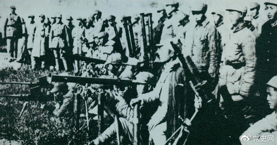 　　1945年10月至11月，劉伯承、鄧小平率部取得了平漢戰(zhàn)役的勝利。圖為平漢戰(zhàn)役參戰(zhàn)部隊及繳獲的武器。