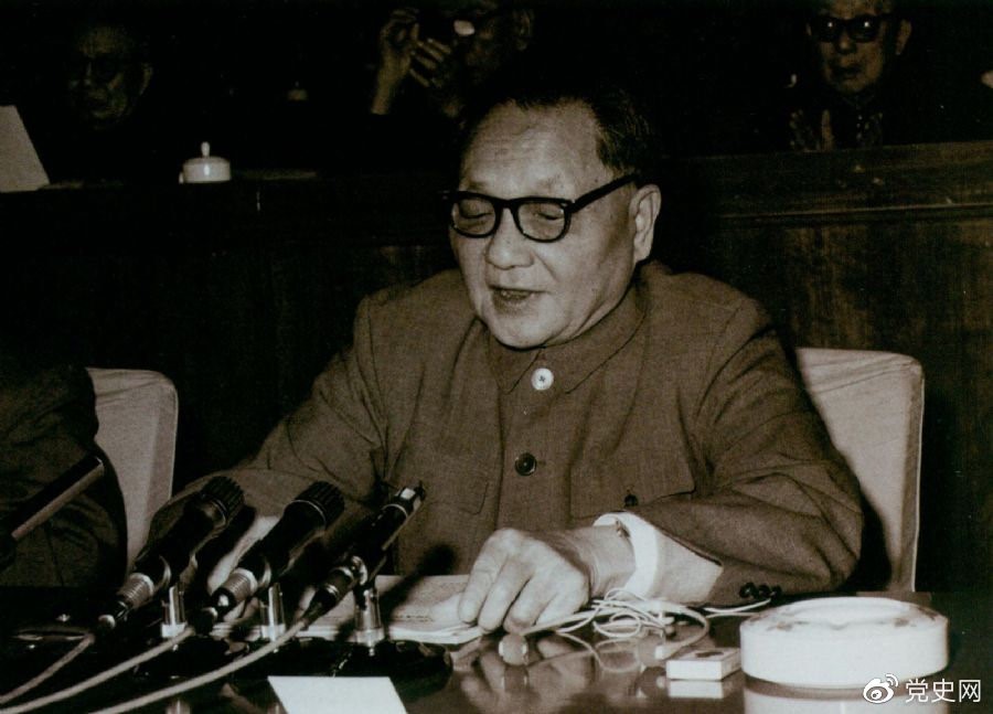 　　1979年10月，鄧小平代表中共中央、國務院向中國文學藝術工作者第四次代表大會致祝詞，希望文藝工作者中間有越來越多的同志成為名副其實的人類靈魂工程師。