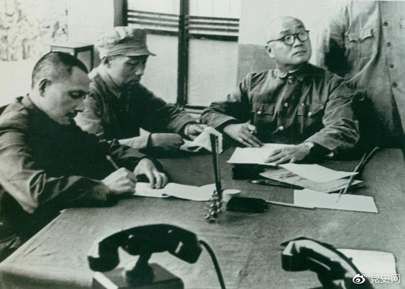 　　1949年11月1日起，人民解放軍向西南進(jìn)軍。圖為鄧小平與劉伯承、張際春等研究進(jìn)軍西南問題。