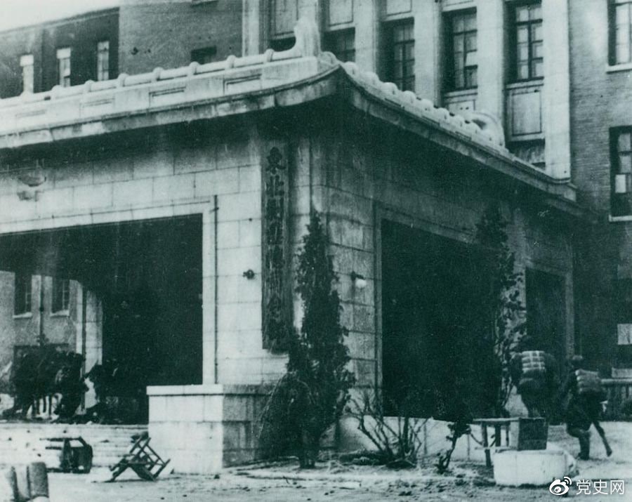 1948年11月2日，沈陽解放。圖為人民解放軍攻占“東北剿匪總司令部”大樓。