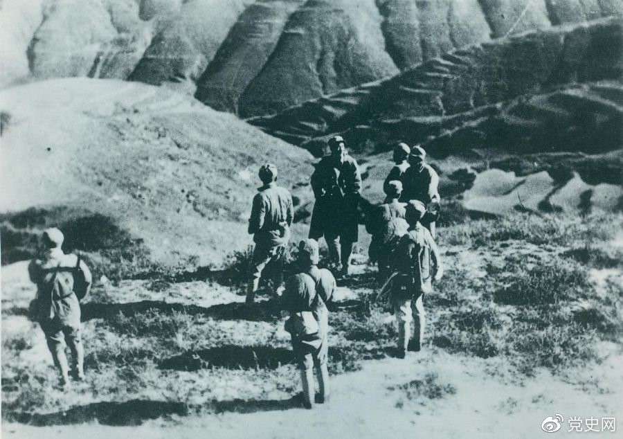 　　1937年11月，八路軍第一一五師、一二九師主力在正太路以南廣陽地區(qū)側(cè)擊西犯之?dāng)常o日軍以沉重打擊。圖為徐向前（正面中立者）在前線指揮戰(zhàn)斗。