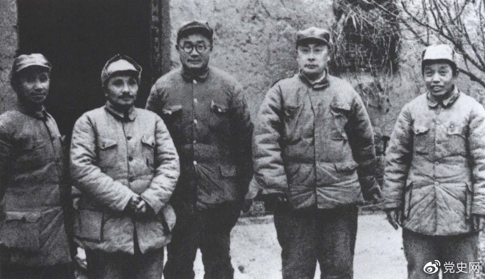 　　1948年11月6日至1949年1月10日，由劉伯承、陳毅、鄧小平、粟裕、譚震林組成，以鄧小平為書記的總前敵委員會(huì)，率華東野戰(zhàn)軍和中原野戰(zhàn)軍及部分地方武裝進(jìn)行淮海戰(zhàn)役。長(zhǎng)江中下游以北廣大地區(qū)解放。圖為總前敵委員會(huì)成員合影。