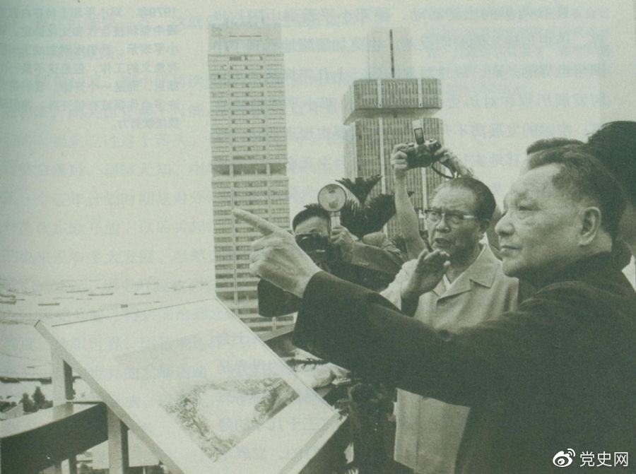 　　1978年11月13日，鄧小平在新加坡住房和發(fā)展局聽取關(guān)于新加坡公共住房計劃情況的介紹后，登上辦公大廈樓頂，瞭望周圍一幢幢新建成的公共住房，贊揚新加坡在解決住房方面所作的努力。
