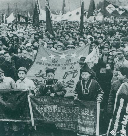 1949年11月15日，貴州解放。圖為苗族同胞向人民解放軍部隊(duì)獻(xiàn)旗。