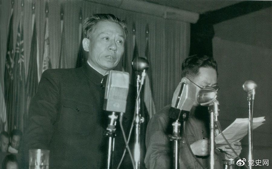 1949年11月16日，劉少奇在亞洲澳洲工會代表會議開幕式上講話。
