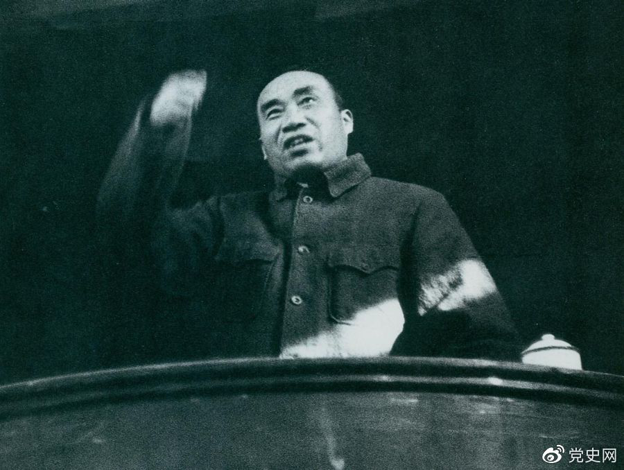 1943年11月，朱德在陜甘寧邊區勞動英雄及模范工作者代表大會上講話。