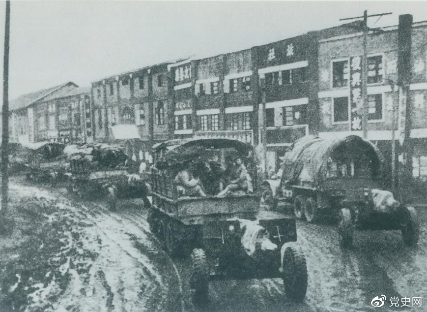 1949年11月21日，人民解放軍占領黔北重鎮遵義。圖為解放軍部隊通過遵義市區。