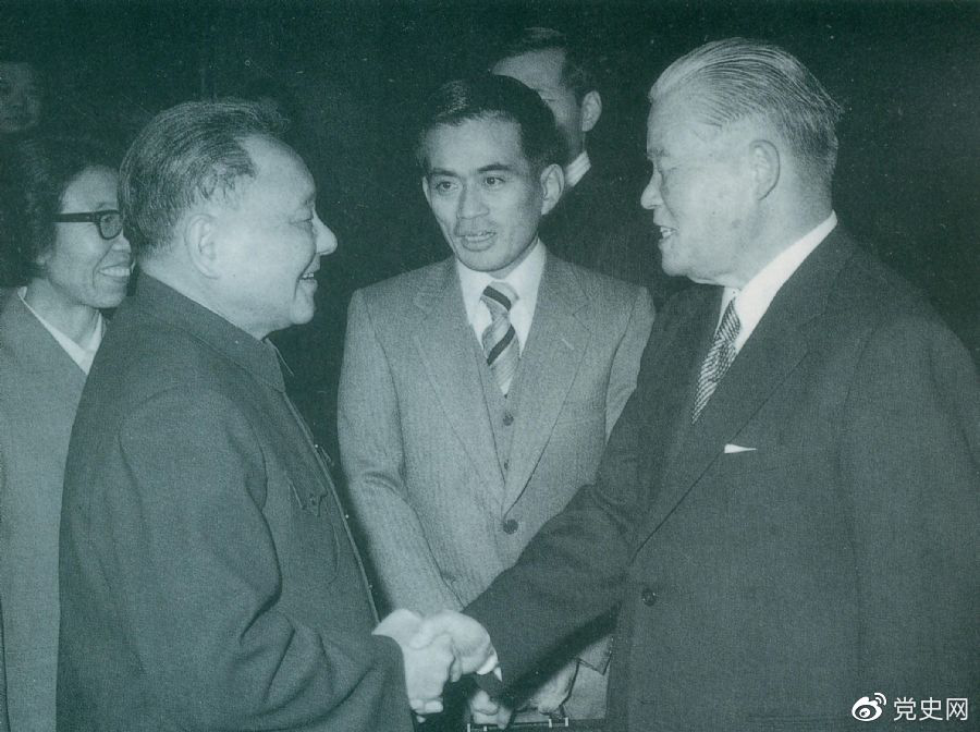 1979年12月6日，鄧小平會(huì)見日本首相大平正芳。