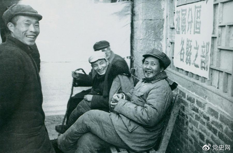 1943年12月，毛澤東和陳云、林伯渠參觀陜甘寧邊區第三屆生產展覽會。