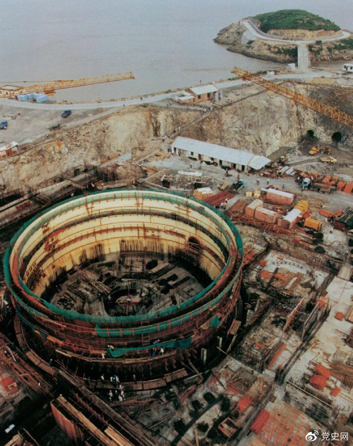 1991年12月15日，中國第一座自行設(shè)計、自行建造的核電站——秦山核電站并網(wǎng)發(fā)電。圖為建設(shè)中的秦山核電站。
