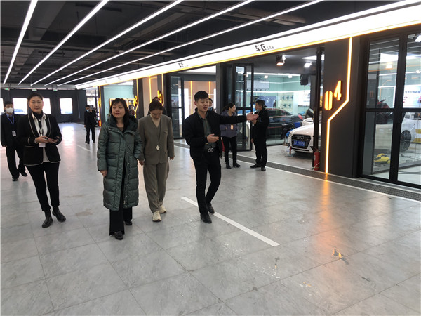 馬彬?qū)Ｂ毟睍?huì)長(zhǎng)走訪濟(jì)南店數(shù)幫扶創(chuàng)業(yè)科技有限公司2_副本.jpg